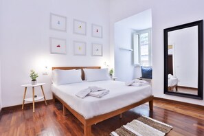 1 bedroom, iron/ironing board, WiFi, bed sheets - GuestHost - Very central recently renovated apartment that accommodates up to 4 people. The accommodation is located in a period building from the 1600s, in a historic street of Naples (ZTL) full of commercial activities, a stone's throw from Castel Capu (Napoli)