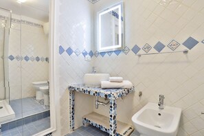 Douche, sèche-cheveux, serviettes fournies