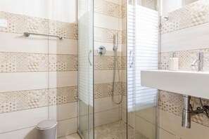Regadera, secadora de cabello, bidet, toallas 