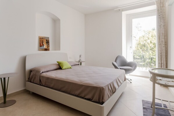 3 عدّة غرف نوم ومكواة/لوح كي وواي فاي وملاءات أسرّة