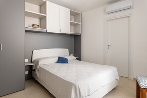 3 عدّة غرف نوم ومكواة/لوح كي وواي فاي وملاءات أسرّة