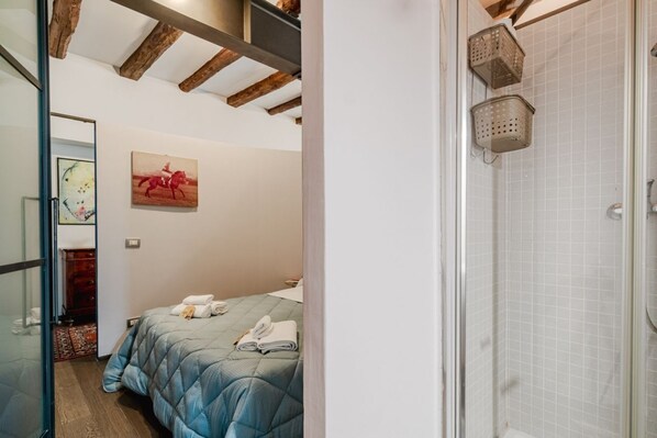 1 habitación, tabla de planchar con plancha, wifi y ropa de cama 
