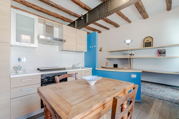 Fridge, oven, stovetop, cookware/dishes/utensils