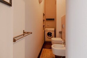 Dusj, hårføner, bidé og håndklær