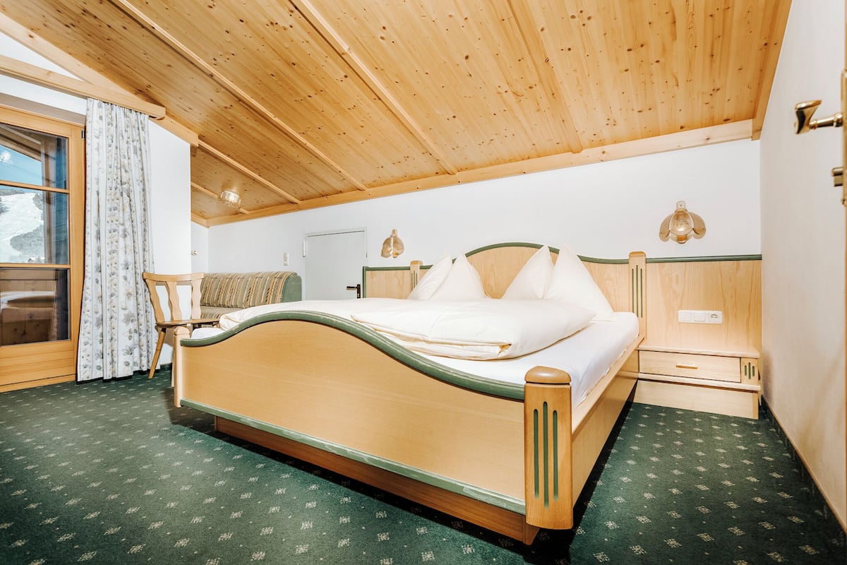 Grand Apartment | Hypo-allergenic bedding, in-room safe, soundproofing, free WiFi
