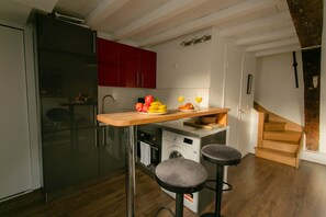 Private kitchen - Elegant Apartment in Saint-Germain, Steps from Notre-Dame (Paris)