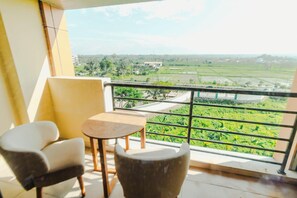 Junior Suite | Living area | 32-inch Smart TV with satellite channels - De Balen Soultan Hotel (Jonggat)