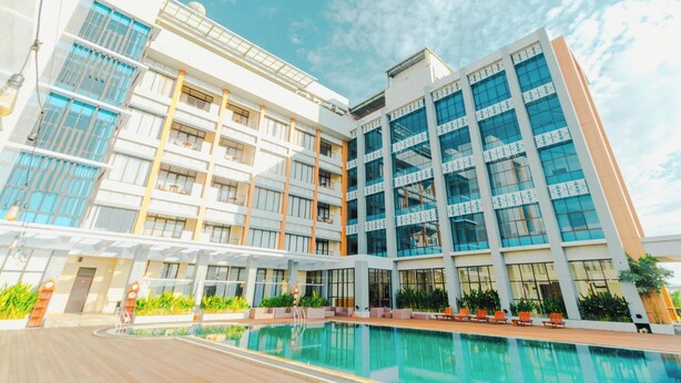 A modern hotel with a pool, multiple floors, and a covered outdoor area. - De Balen Soultan Hotel (Jonggat)