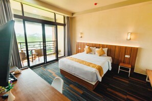 Minibar, bed sheets - De Balen Soultan Hotel (Jonggat)