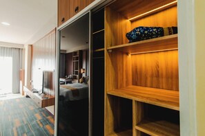 Family Suite | Minibar, bed sheets - De Balen Soultan Hotel (Jonggat)