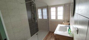 Hårtørrer, håndklæder, Sæbe, Toiletpapir
