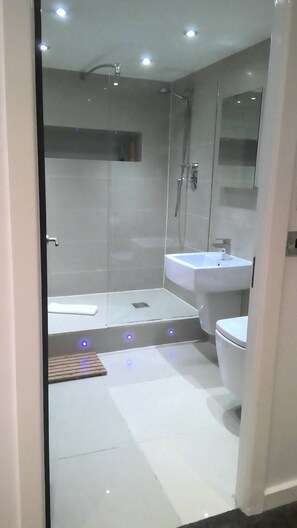House | 12 bedrooms, soundproofing - Infinity Partypadsliverpool Hen and Stag Welcome (Liverpool)