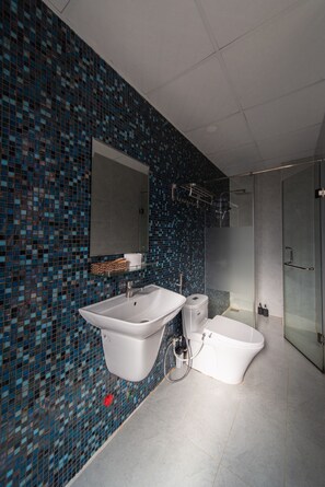 Familjerum | Badrum | Dusch, duschhuvud med massagefunktion och gratis toalettartiklar