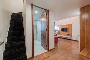 Kamar Keluarga | Meja kerja, tirai kedap cahaya, kedap suara, dan setrika/meja setrika