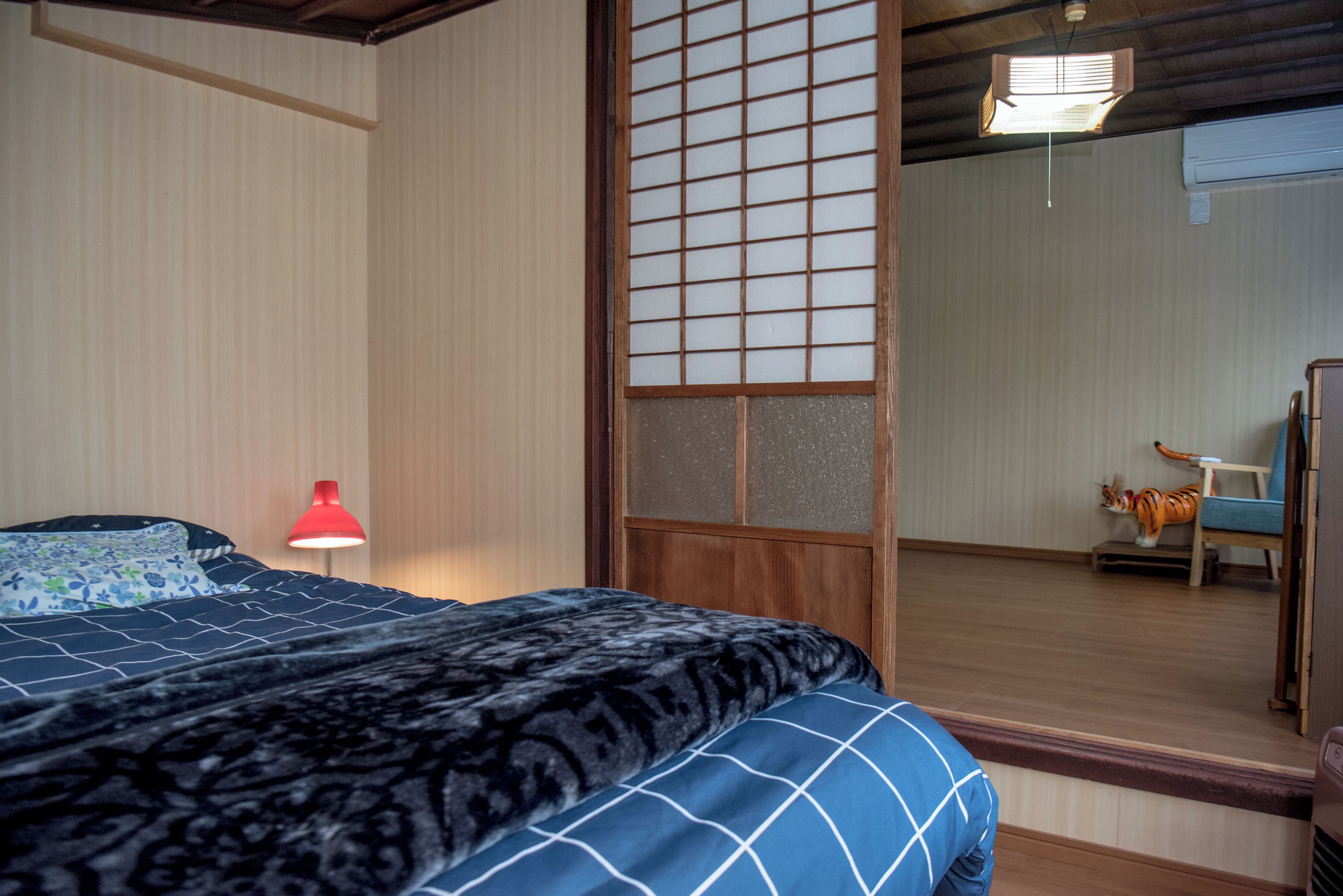 3 多间卧室、办公桌、免费 WiFi、床单