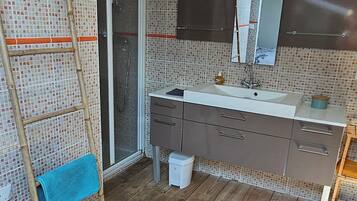 Ducha, artículos de higiene personal ecológicos y secador de pelo