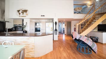 Frigorífico, microondas, horno y placa de cocina