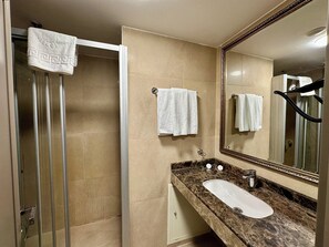 Bruser, gratis toiletartikler, hårtørrer, håndklæder