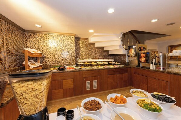 Breakfast buffet - Aven Hotel (Istanbul)