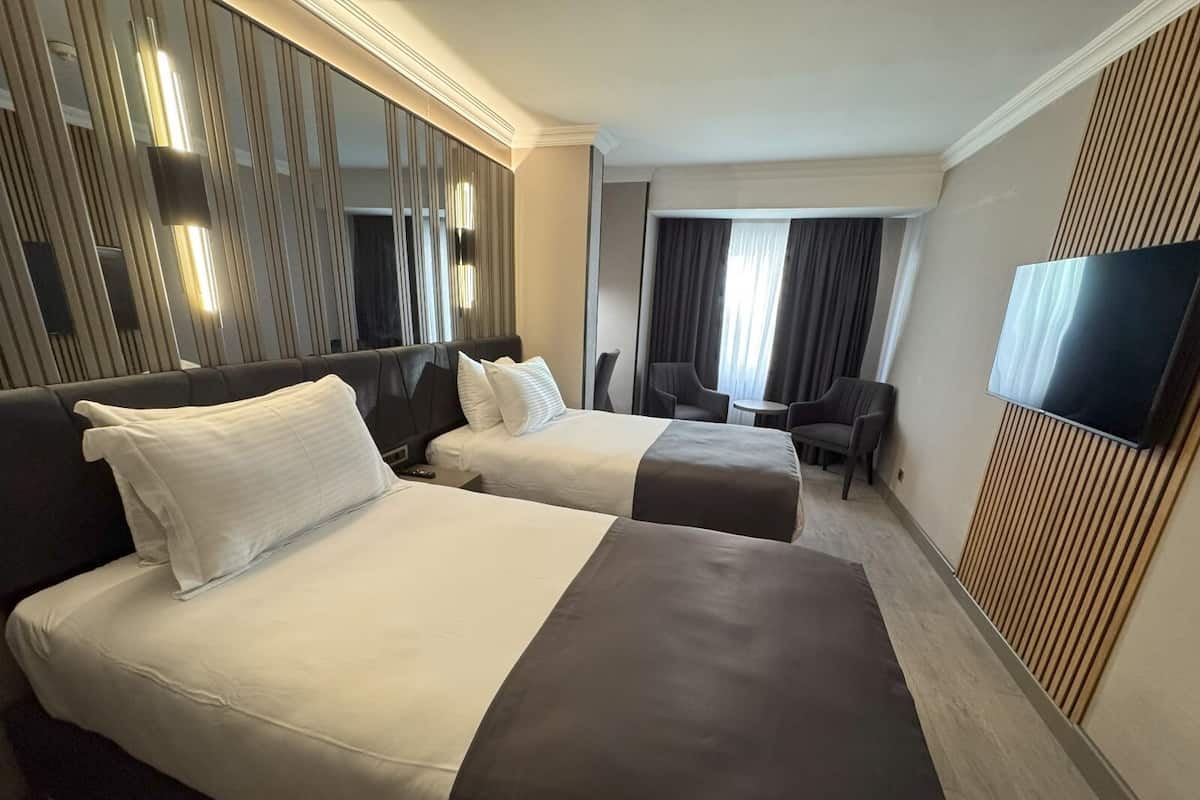 Desk, soundproofing, free WiFi, bed sheets