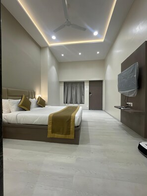 Premium Cottage | Desk, laptop workspace, bed sheets - The Byke Shanti Villa  (Mahabaleshwar)