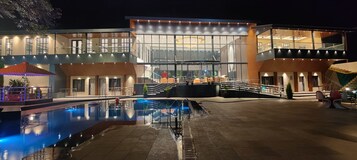 住宿正面 - 傍晚/夜晚