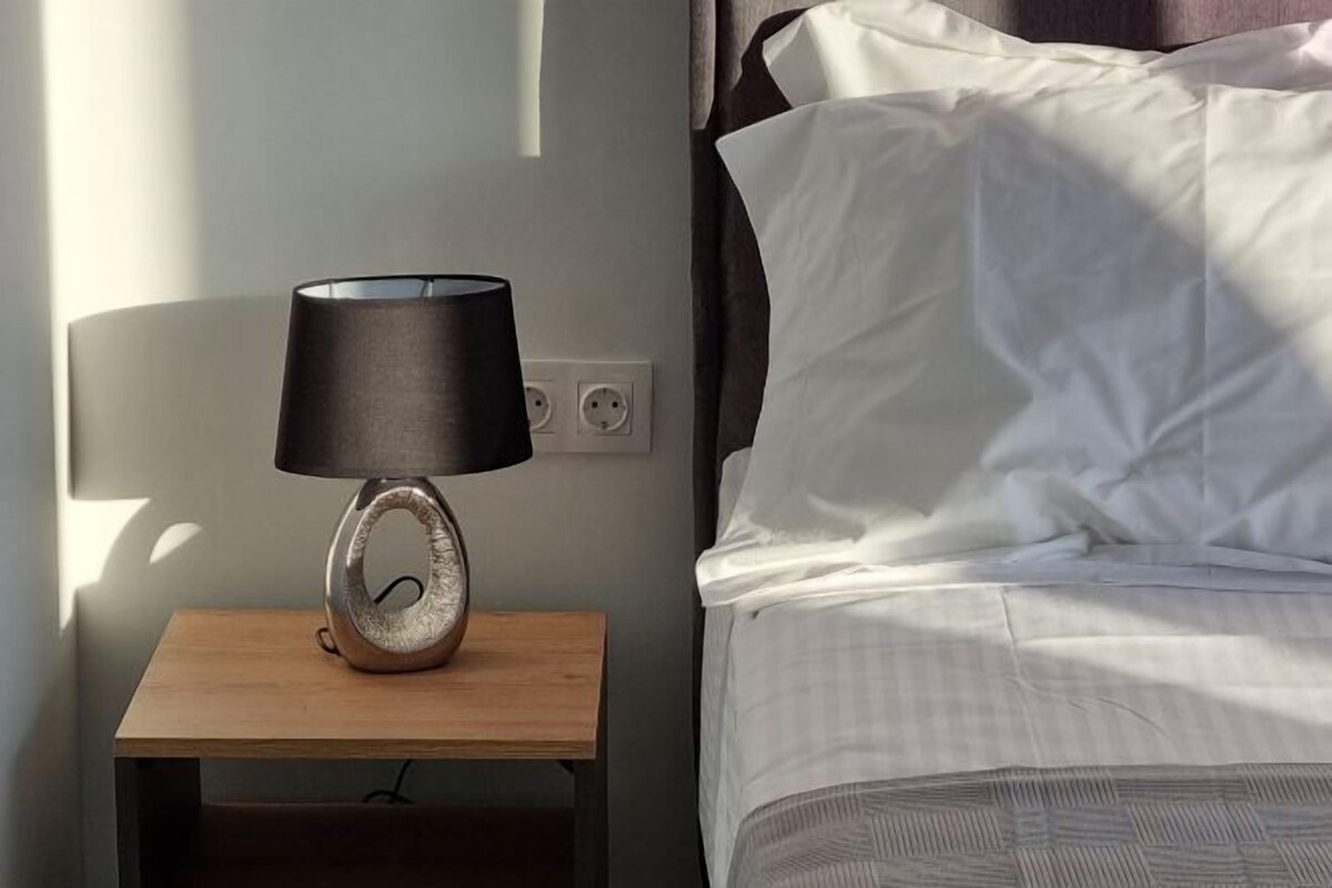 Ropa de cama de alta calidad, colchones Tempur-Pedic, caja fuerte