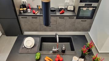 Appartement Deluxe, vue parc | Cuisine privée | Plaque de cuisson, machine à expresso, cafetière/bouilloire