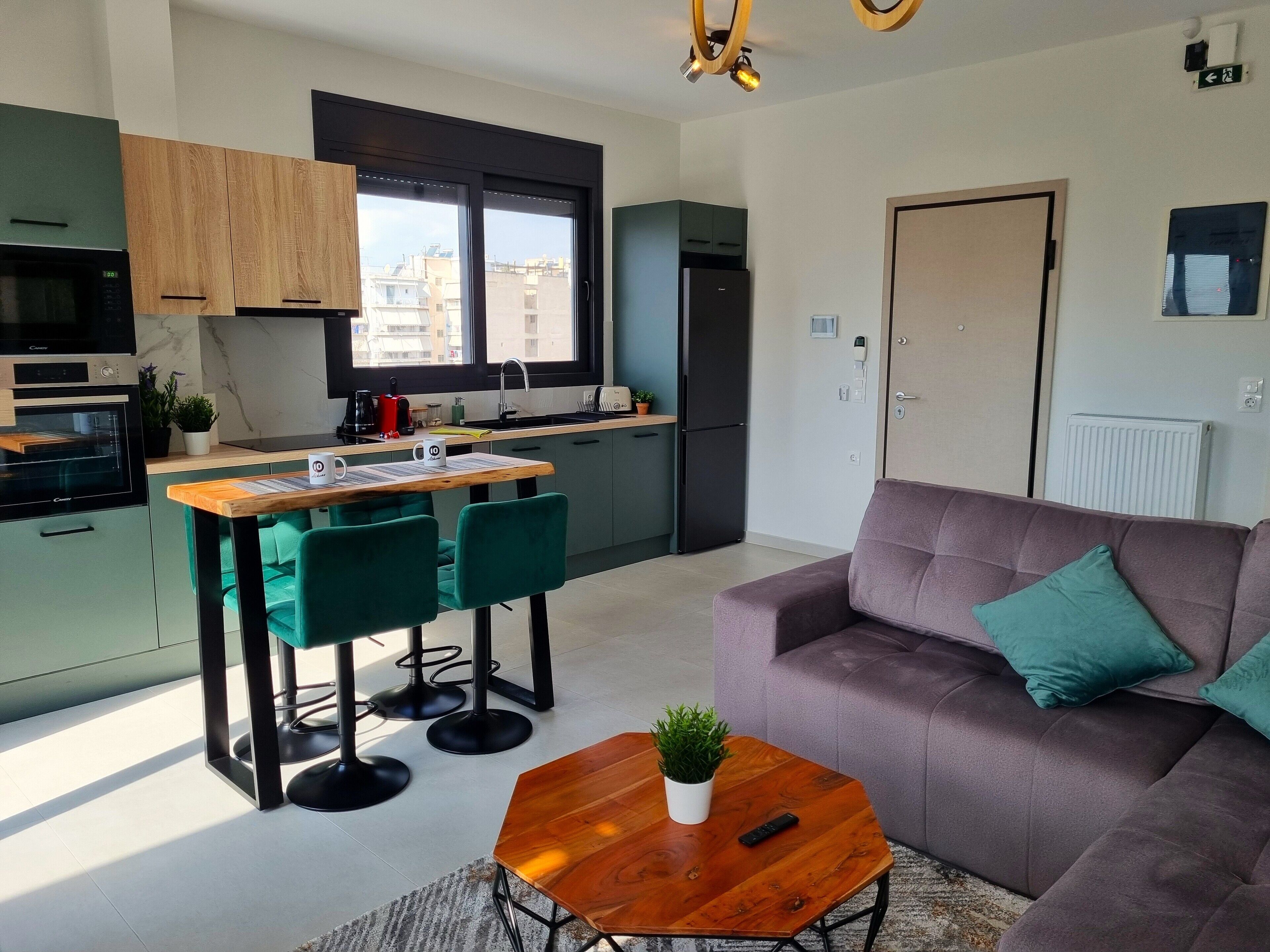 Un apartamento moderno con cocina, comedor y sala de estar.