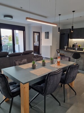 Deluxe-Apartment, Parkblick | Essbereich im Zimmer