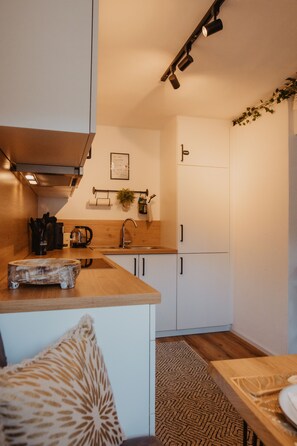 Réfrigérateur, un four, surface de cuisson, lave-vaisselle