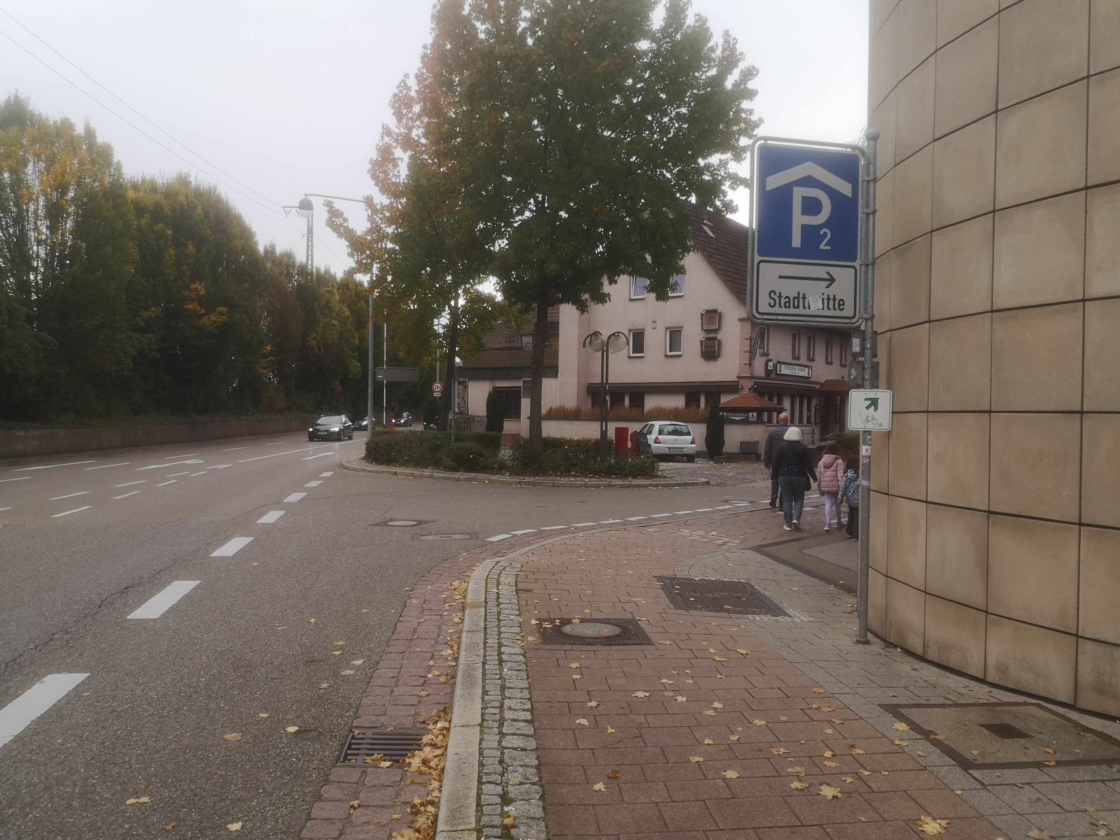 Katunäkymä, jossa näkyy pysäköintikyltti, jalankulkijoiden suojatie ja rakennus, jonka kyltissä lukee ”Stadt Theater”.
