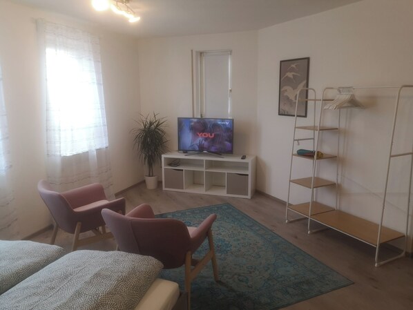 1 slaapkamer, een strijkplank/strijkijzer, wifi, beddengoed