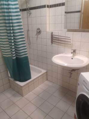 Shower, towels, soap, toilet paper - Unique apartment in the Hundertwasserhaus in the center of Plochingen
(Plochingen)