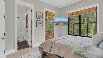 4 bedrooms, desk, iron/ironing board, free WiFi