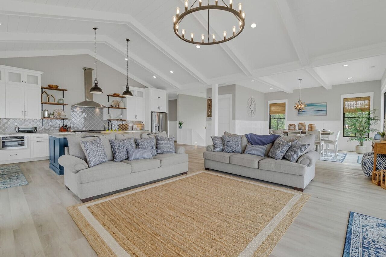 Televisor intel·ligent, llar de foc, taula de tennis de taula i llibres 