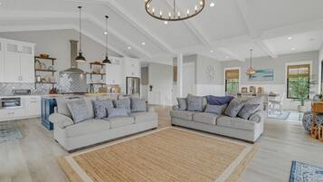 Smart-TV, peis, bordtennis og bøker