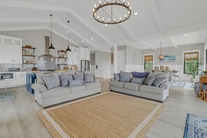 TV connectée, cheminée, table de tennis de table, livres