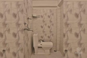 Deluxe Δίκλινο Δωμάτιο (Double) | Μπάνιο | Ντουζιέρα, πετσέτες, Σαπούνι, Σαμπουάν