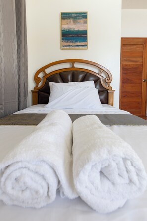 5 bedrooms, bed sheets - 5-Bedroom Beachfront Mansion in Calatagan with Outdoor Pool (Calatagan)