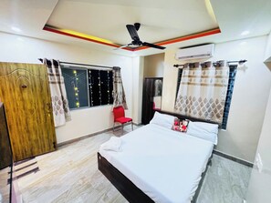Egyptian cotton sheets, premium bedding, desk, free WiFi - New Royal Ruby Hotel Ecity Phase 1 (Anekal)