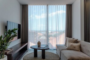 55-英寸智能电视（配备有线频道）、Netflix、流媒体服务