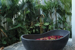 Outdoor spa tub - Sunny Aparts 2 (Canggu)