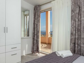 1 bedroom, bed sheets