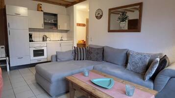 Căn hộ Deluxe, 2 phòng ngủ | Bếp riêng | Tủ lạnh, lò nướng, dụng cụ pha cà phê/trà, ghế cao cho trẻ em