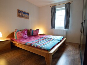 4 habitaciones, muebles diferentes y ropa de cama 