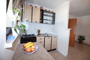 Classic House, 1 Bedroom | Private kitchen | Microwave, oven - Lovely Apartment With Pool in Porec (Porec)