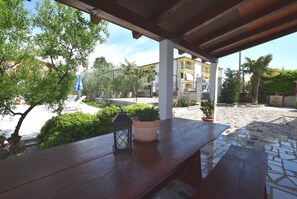 Classic House, 1 Bedroom | Balcony - Lovely Apartment With Pool in Porec (Porec)