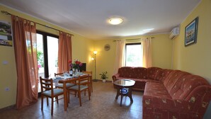 Living room - Lovely Apartment With Pool in Porec (Porec)