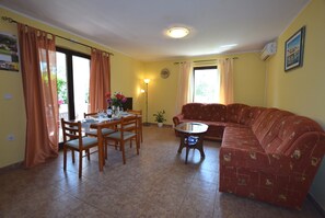 Living room - Lovely Apartment With Pool in Porec (Porec)